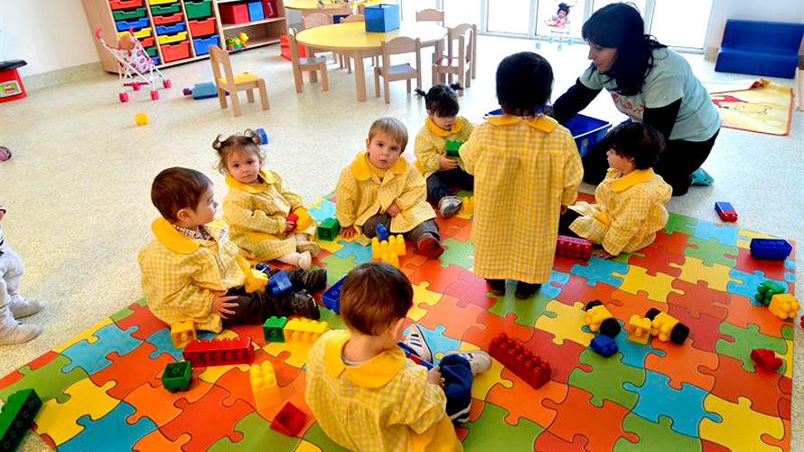 Niños y niñas en una clase de Educación Infantil. EP