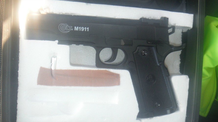 Pistola de bolas requisada a los jóvenes por parte de la Policía Municipal. 
