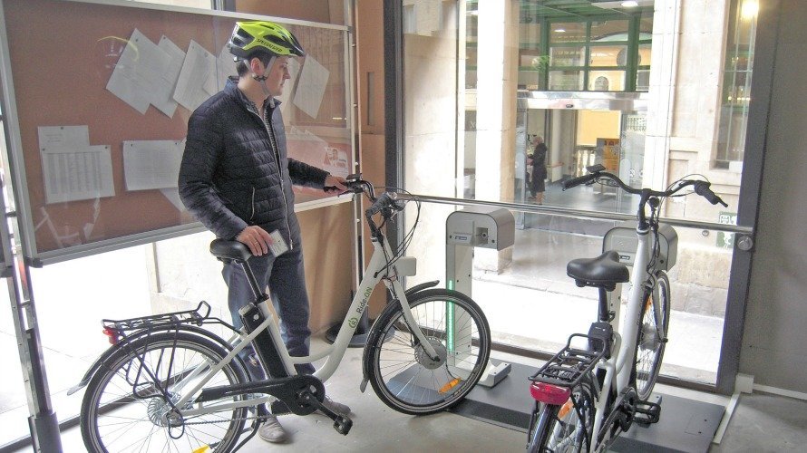 Base de bicicletas eléctricas en el Ayuntamiento de Pamplona