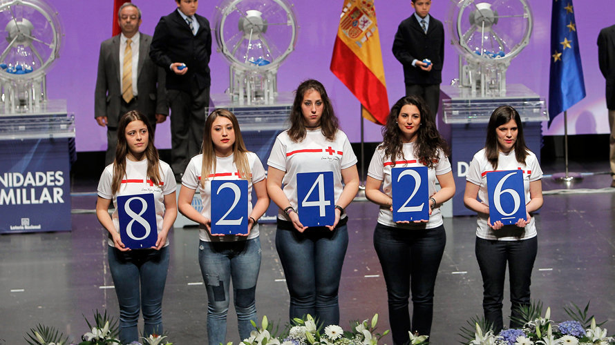 La Lotería Nacional ha celebrarado en Pamplona el sorteo especial a favor de Cruz Roja. EFE