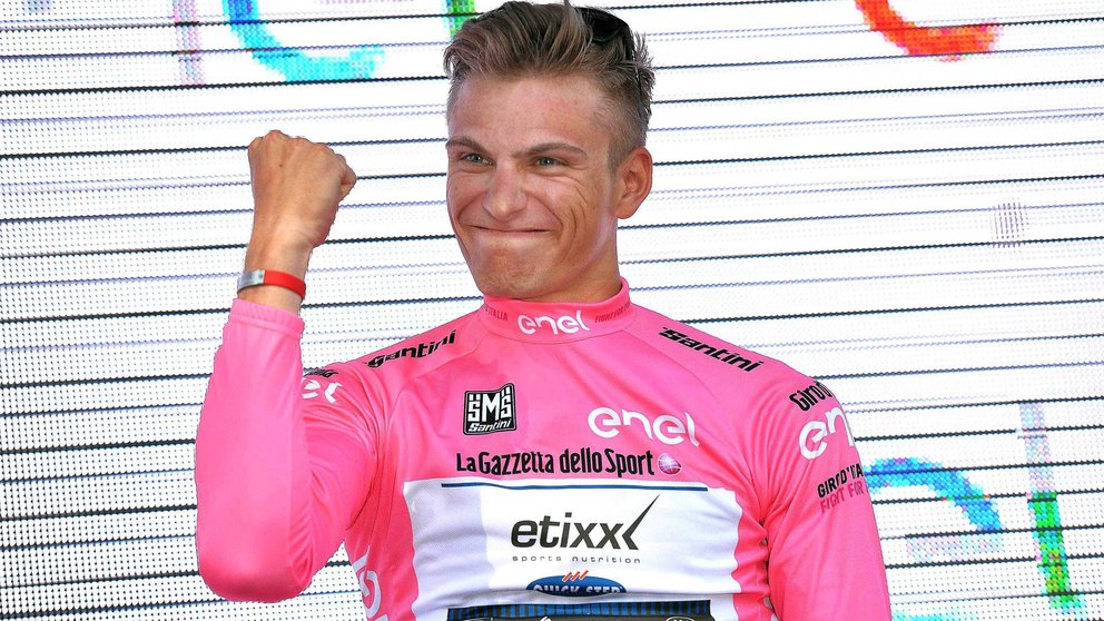 . Arnhem (Netherlands), 08/05/2016.- German rider Marcel Kittel of the EtixxñQuick-Step team wears the overall leader's pink jersey as he celebrates on the podium after winning the third stage of the Giro d'Italia cycling race over 190km between Nijmegen and Arnhem, Netherlands, 08 May 2016. (Ciclismo, Países Bajos; Holanda) EFE/EPA/LUCA ZENNARO