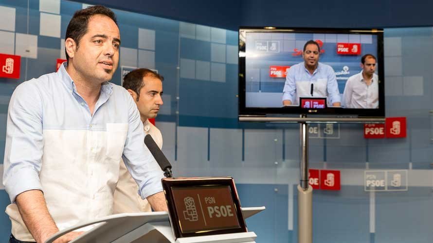 El portavoz del PSN en Egües, Mikel Bezunartea, y el secretario de Política Municipal, Ramón Alzórriz, denuncian una serie de contrataciones del Ayuntamiento del Valle de Egüés. IÑIGO ALZUGARAY.