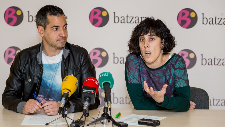 Joseba Eceolaza y Marisa Marqués analizan el resultado de la consulta de las bases de Batzarre a cerca del acuerdo electoral entre Podemos e IU. IÑIGO ALZUGARAY