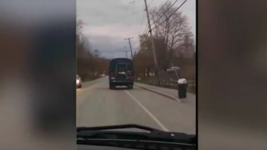 Un niño de 12 años roba un autobús escolar y se da una vuelta con él.