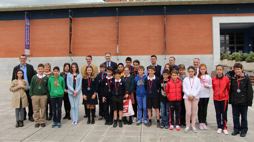 Profesores y niños de los colegios que han participado en el concurso de ortografía en inglés.