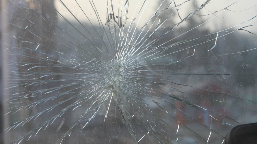El detenido, de 43 años, rompió de forma intencionada la ventana de una vivienda de Fitero.