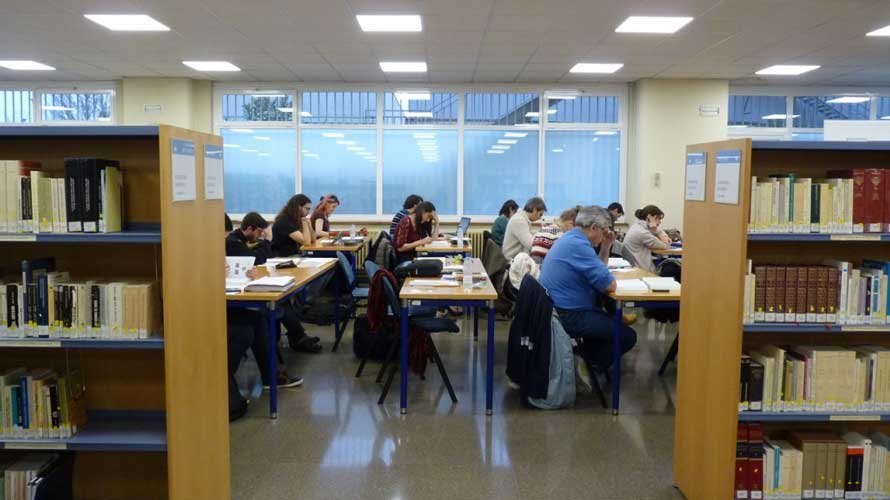 Biblioteca de la UNED en Pamplona durante los exámenes de enero de 2016