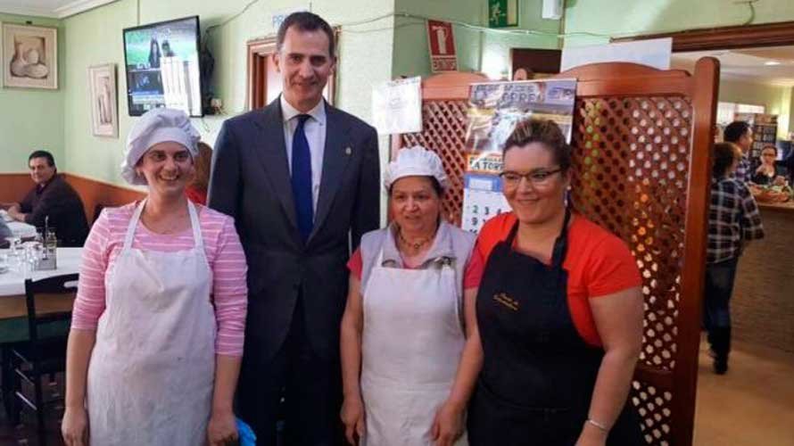 El Rey Felipe se fotografió con las trabajadoras del restaurante Puerta de Extremadura