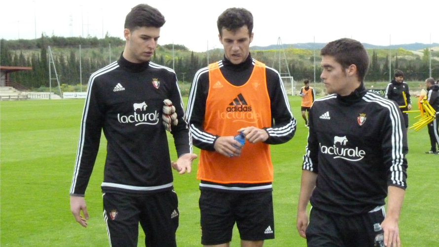 Iker Berruezo, de naranja, junto a Juan Pérez y Endika Irigoyen.