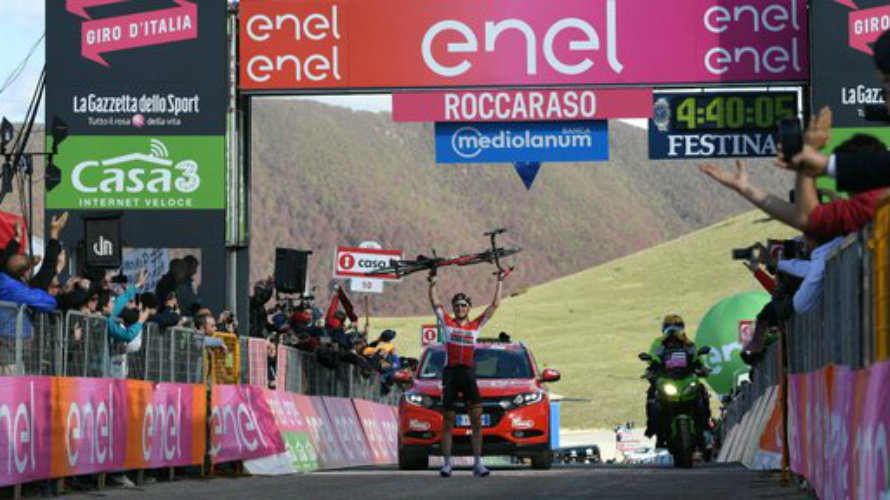 Wilemms levanta su bicicleta en la meta. Foto twitter Giro de Italia.