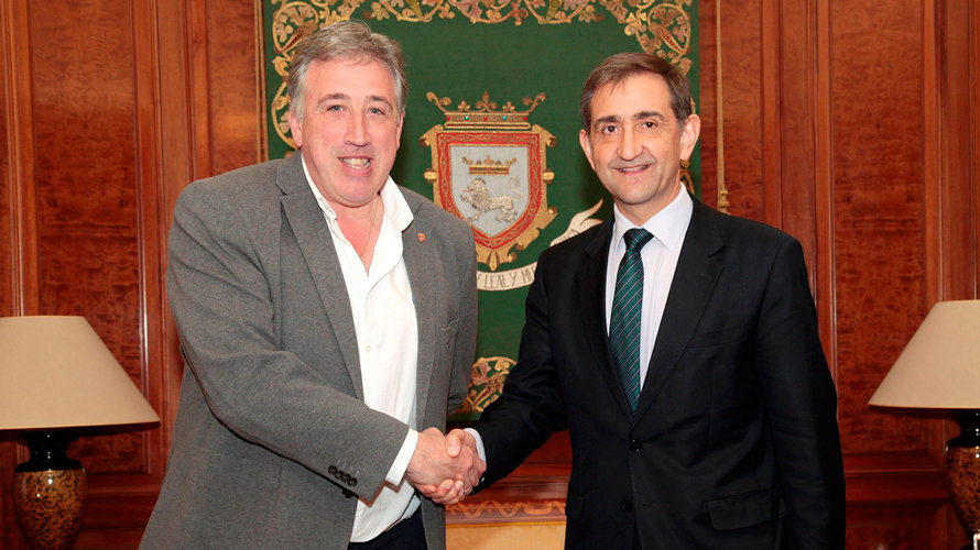 El alcalde de Pamplona, Joseba Asiron, y el presidente de la Fundación Volkswagen Navarra. EP