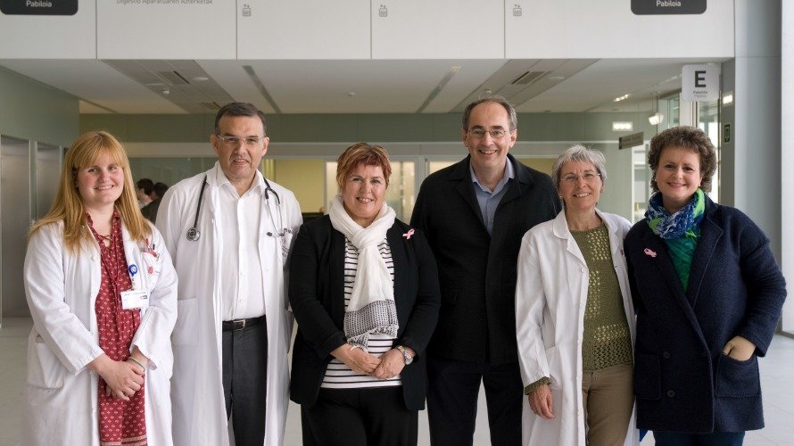 Uxue Zarandona, psicóloga clínica CHN; Juan José Illarramendi, oncólogo CHN; Ana Ros, presidenta de SARAY; Juan Ignacio Arrarás