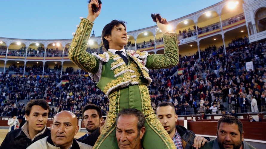 El diestro peruano Andrés Roca Rey sale a hombros tras la octava corridad de la Feria de San Isidro. EFE. MARISCAL