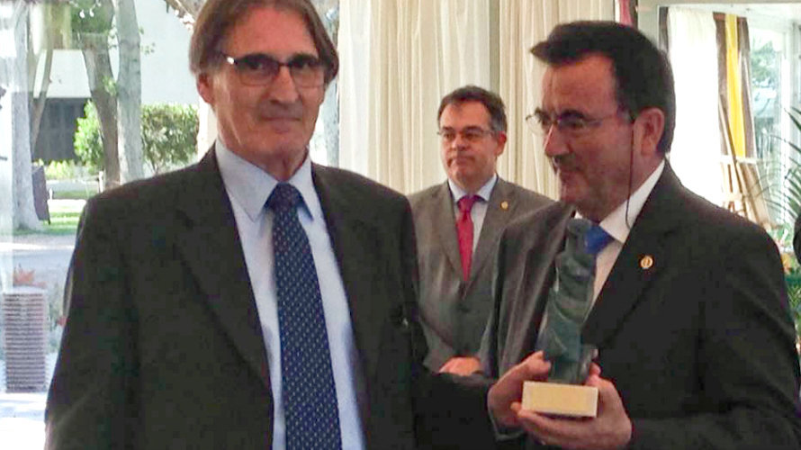 Pedro Arnal (izq.) recibe el premio José Villacampa, en Zaragoza.