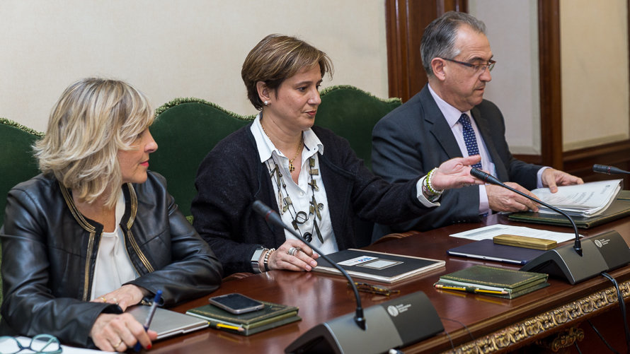 María Caballero, Ana Elizalde y Enrique Maya en la reunión de la Comisión de Asuntos Ciudadanos del Ayuntamiento de Pamplona. (1). IÑIGO ALZUGARAY