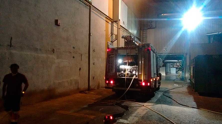 El camión de bomberos desplazado a la empresa tafallesa Pelzer para sofocar un incendio en el sistema de extracción de aire.