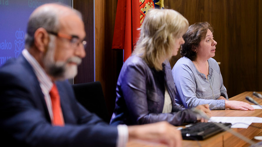 Isabel Elizalde, al fondo, interviene en la sesión de Gobierno junto a Fernando Domínguez (Salud) y Ana Ollo, consejera portavoz. PABLO LASAOSA.