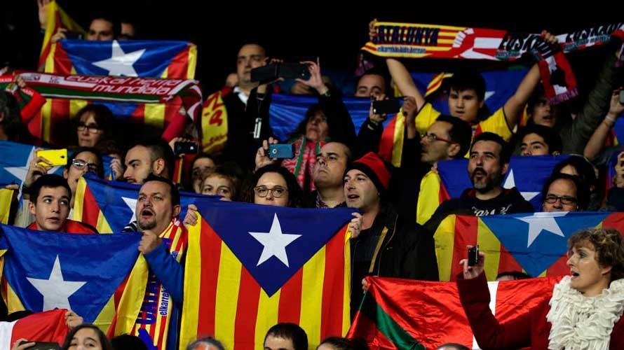 Varias personas sostienen esteladas durante un partido en el Camp Nou. EFE