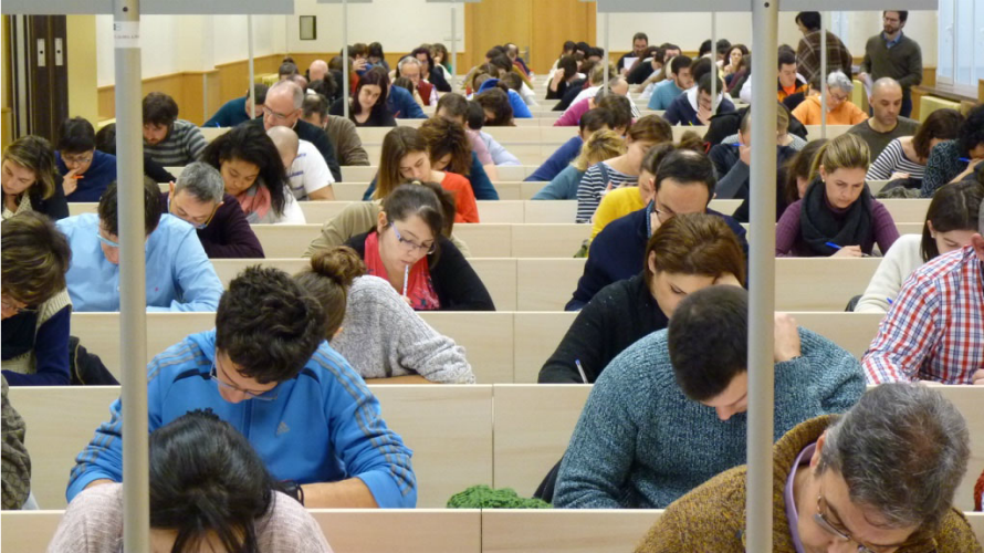 Varios estudiantes haciendo un examen en la UNED.