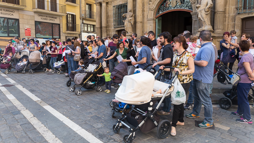 Familias afectadas por las medidas cautelares sobre los cambios en las escuelas infantiles de Pamplona se reúnen a las puertas del Ayuntamiento el pasado mayo. IÑIGO ALZUGARAY