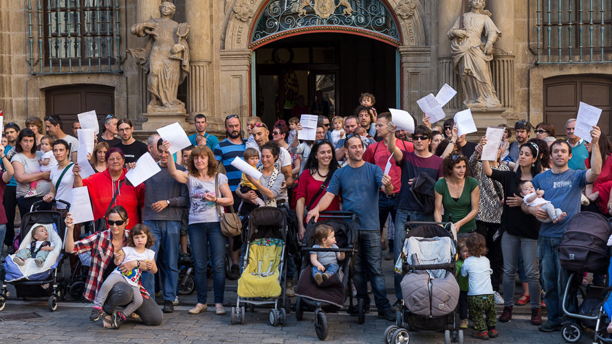 Familias afectadas por las medidas cautelares sobre los cambios en las escuelas infantiles de Pamplona se reúnen a las puertas del Ayuntamiento. (7). IÑIGO ALZUGARAY