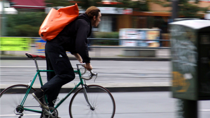Un ciudadano pasea en bici por la ciudad a gran velocidad. ARCHIVO