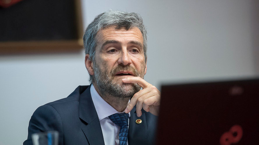 El rector de la Universidad Pública de Navarra comparece para informar sobre los cambios de régimen interno que están estudiando en una comisión parlamentaria. PABLO LASA