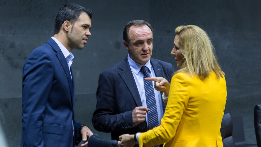 José García (PP), José Javier Esparza (UPN) y Ana Beltrán (PPN) en el pleno del Parlamento de Navarra. IÑIGO ALZUGARAY