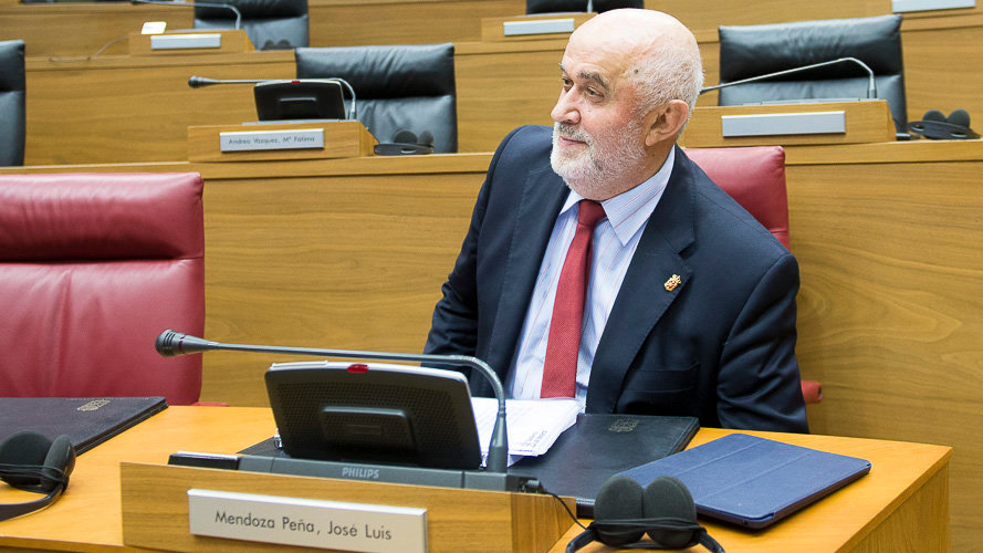 El consejero de educación, José Luis Mendoza, accede a su asiento en el Parlamento de Navarra. PABLO LASAOSA 3