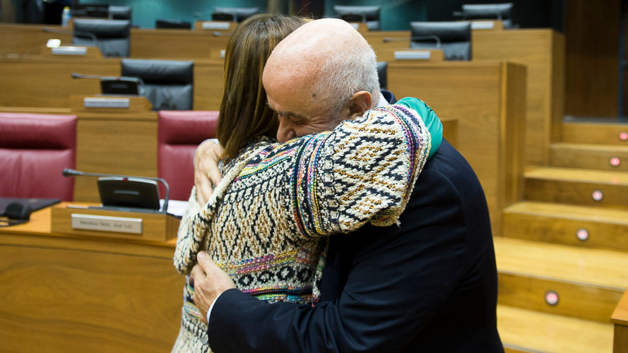 José Luis mendoza se abraza con la Presidenta del Parlamento de Navarra. PABLO LASAOSA