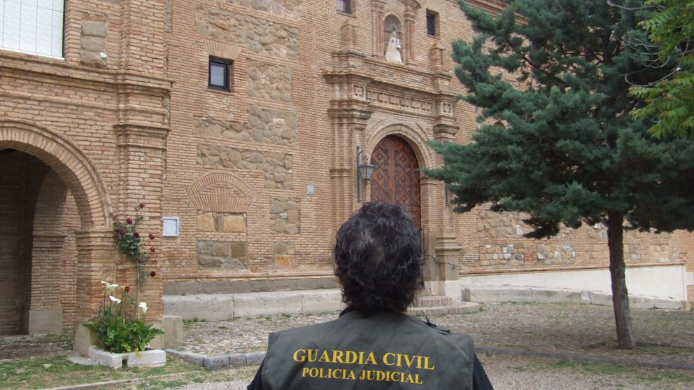 Un agente de la Guardia Civil investiga el robo en la Ermita del Romero en Cascante