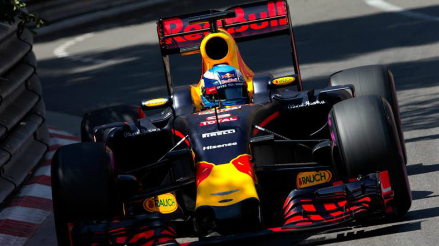 Ricciardo corriendo en su monoplaza en Mónaco. Efe.