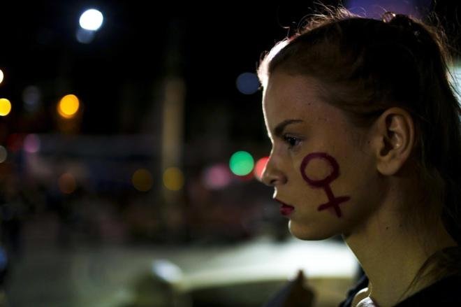 Una manifestante contra las violaciones en Brasil