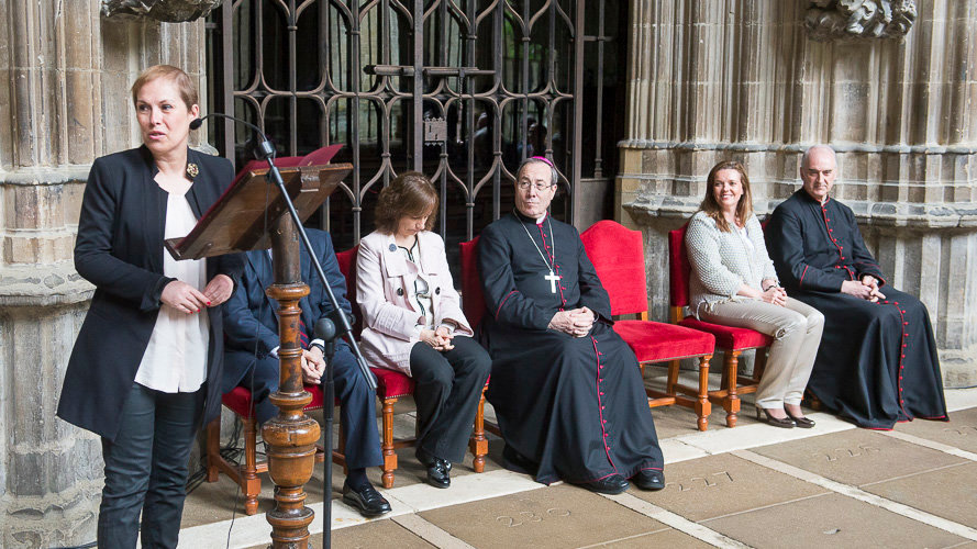 El Gobierno de Navarra, Arzobispado, Fundación Caja Navarra y la Caixa firman el convenio para la restauración del claustro de la catedral, acto al que asiste la presidenta (2)