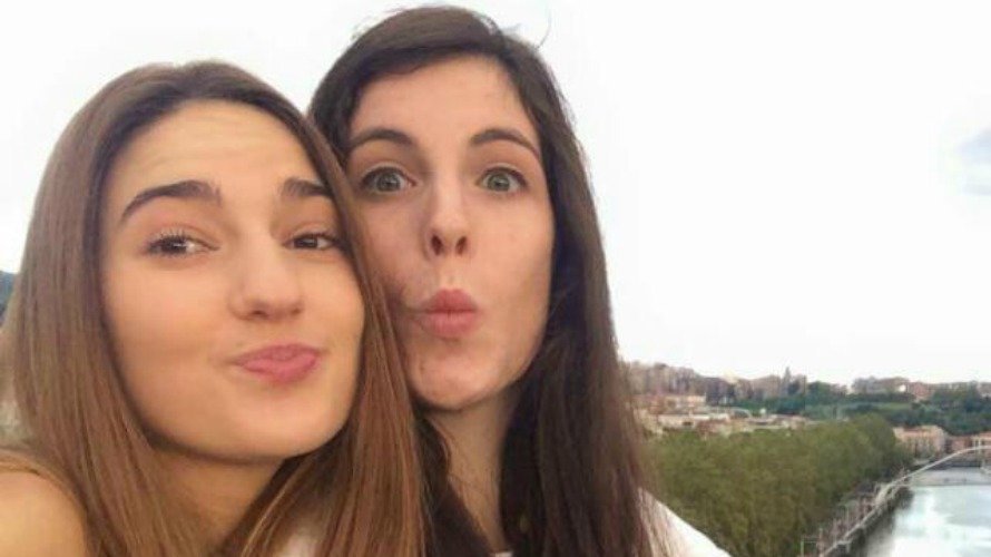A la derecha, la joven desaparecida ayer Andrea Jiménez López en una imagen que circuló vía WhatsApp. 