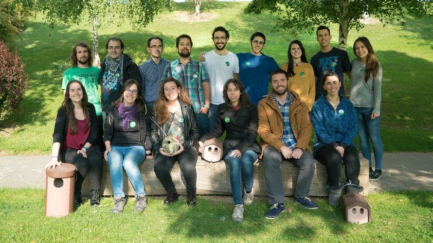 Voluntarios Ambientales de la Universidad de Navarra coloca 21 nuevas cajas nido en el campus.