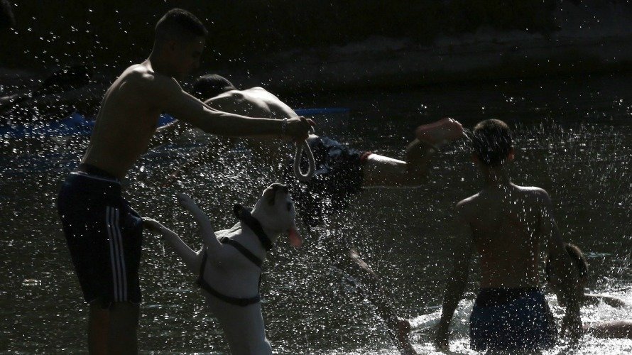 Un joven disfrutando durante este pasado mes de mayo de las altas temperaturas en el río Arga.  EFEJesús Diges