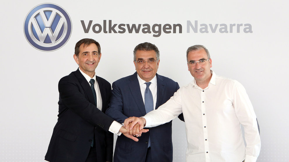 De izquierda a derecha, Emilio Sáenz Grijalba, presidente de Volkswagen Navarra; Francisco Javier García Sanz, vicepresidente mundial del Grupo Volkswagen; y Alfredo Morales Vidarte, presidente del comité de empresa de Volkswagen Navarra; tras el anuncio de la fabricación de un segundo modelo en Volkswagen Navarra partir de 2018.