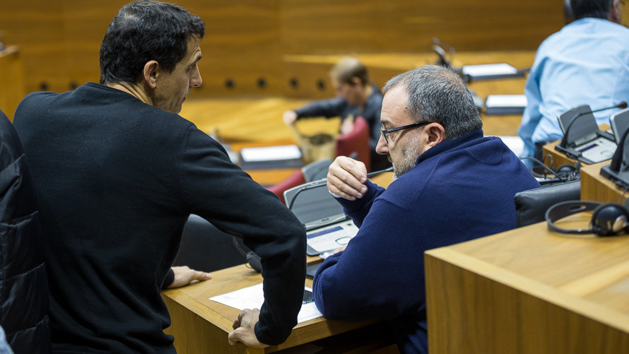 Rubén Velasco (Podemos) y José Miguel Nuin (IE) en el Parlamento de Navarra. (1). IÑIGO ALZUGARAY