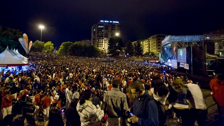 La Plaza de los fueros durante el concierto de Calle 13 en Pamplona. San Fermín, sanfermines, público, noche, fiesta. JESUS GARZARON