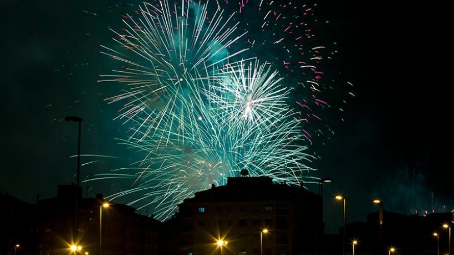 Espectáculo de fuegos artificiales en Pamplona en San Fermín. Sanfermines, noche, pirotecnia. JESÚS GARZARÓN 3