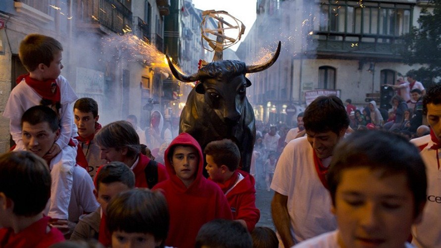 Torico de fuego en sanfermines en Pamplona. San Fermín, niños, noche, toros. JESÚS GARZARÓN 3