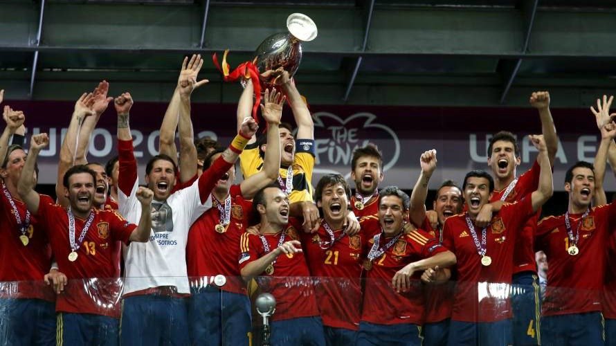 España alzando el trofeo de la Eurocopa 2012