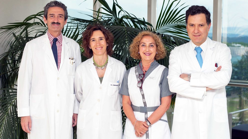 Equipo investigador de la C.U.N. De izda a dcha. los doctores Bruno Sangro y Mercedes Iruñarrairaegui, la enfermera Carmen Fuertes y el doctor Ignacio Melero.