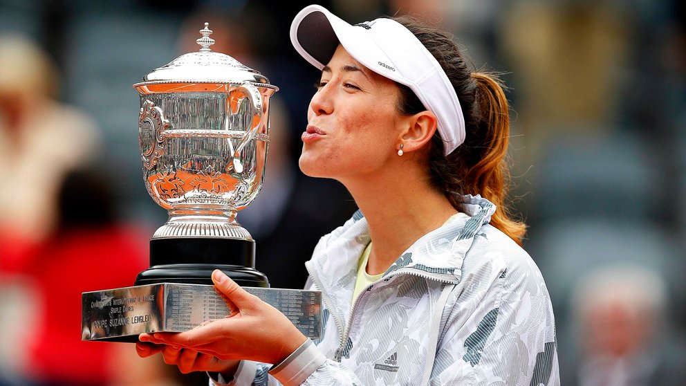 . Paris (France), 04/06/2016.- Garbine Muguruza of Spain? celebrates with the trophy after winning against? Serena Williams of the USA during their women's single final match at the French Open tennis tournament at Roland Garros in Paris, France, 04 June 2016. (España, Tenis, Francia, Estados Unidos) EFE/EPA/ROBERT GHEMENT