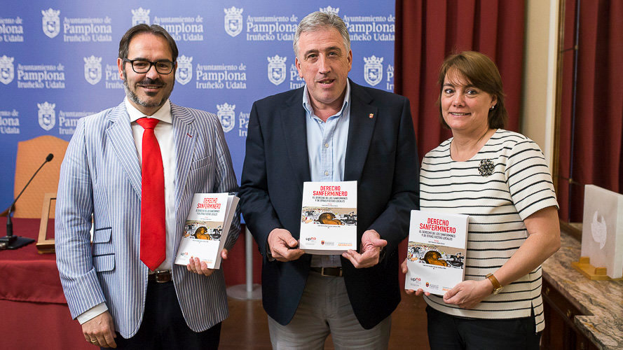 El alcalde de Pamplona, Joseba Asiron, Amalia Iraburu Allegue, y José Francisco Alenza García, presentan el el libro _Derecho sanferminero_. PABLO LASAOSA 04