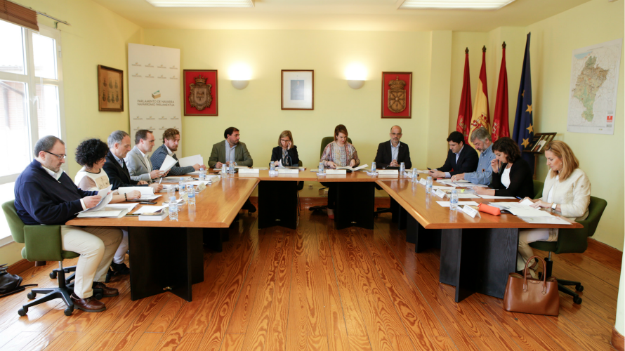 Sesión en el Salón de Plenos del Ayuntamiento de Andosilla.
