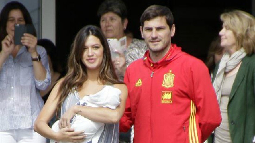 Sara Carbonero, con su hijo Lucas en brazos, junto a su marido, Iker Casillas. EP