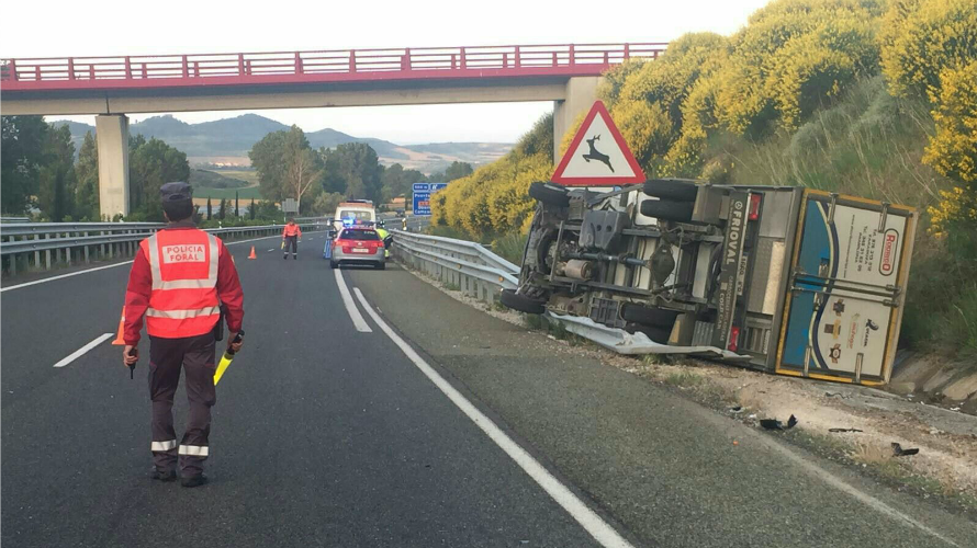 El camión, volcado en la A12, a la altura de Legarda (Navarra). PF