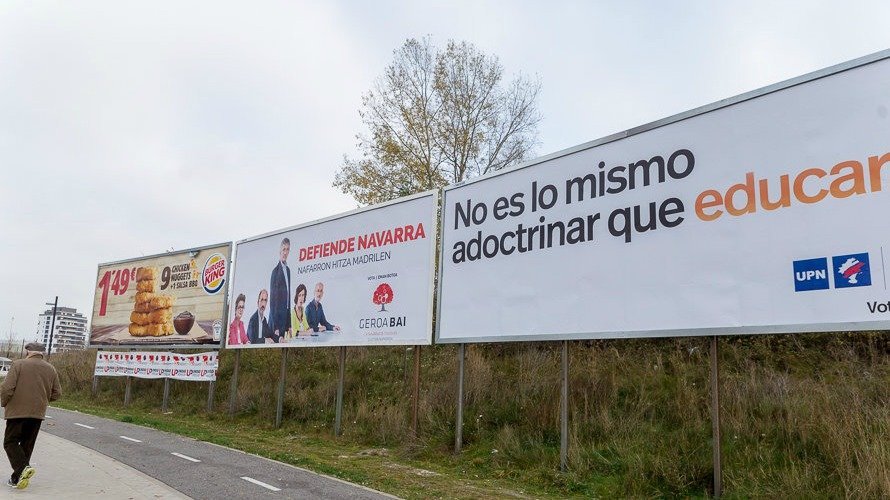 Imagen de carteles de la propaganda electoral del pasado diciembre en Pamplona. IÑIGO ALZUGARAY